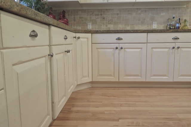 White Kitchen Cabinets At Ground Level Allen Brothers Cabinet